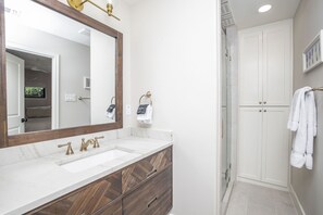 Ensemble douche/baignoire, sĂšche-cheveux, serviettes fournies