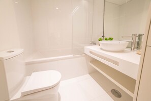 Bathtub, hair dryer, towels, shampoo - FLH Restauradores Modern Studio I (Lisbon)
