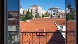 A view of a cityscape with buildings, a clear sky, and a red-tiled roof. - FLH Restauradores Modern Studio II (Lisbon)