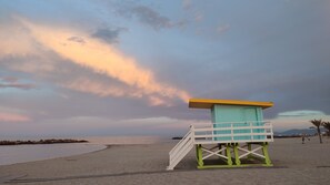 Una torre de salvavidas en la playa con una escalera que lleva hacia ella.