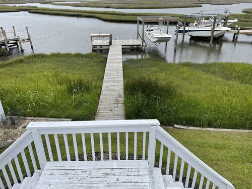 Cozy Beach Bungalow right across the street from the BEACH!