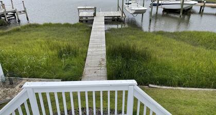 Cozy Beach Bungalow right across the street from the BEACH!