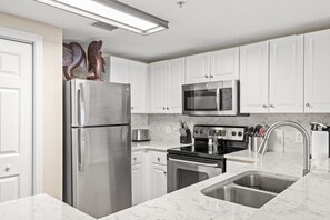 Køleskab, mikrobølgeovn, ovn, kogeplade