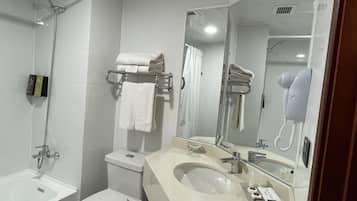 Bañera, secador de pelo, toallas