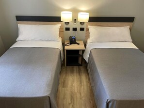 Habitación con 1 cama doble o 2 individuales | Minibar, caja fuerte, escritorio y espacio para trabajar con un portátil