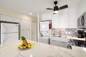 冷蔵庫、電子レンジ、オーブン、コンロ