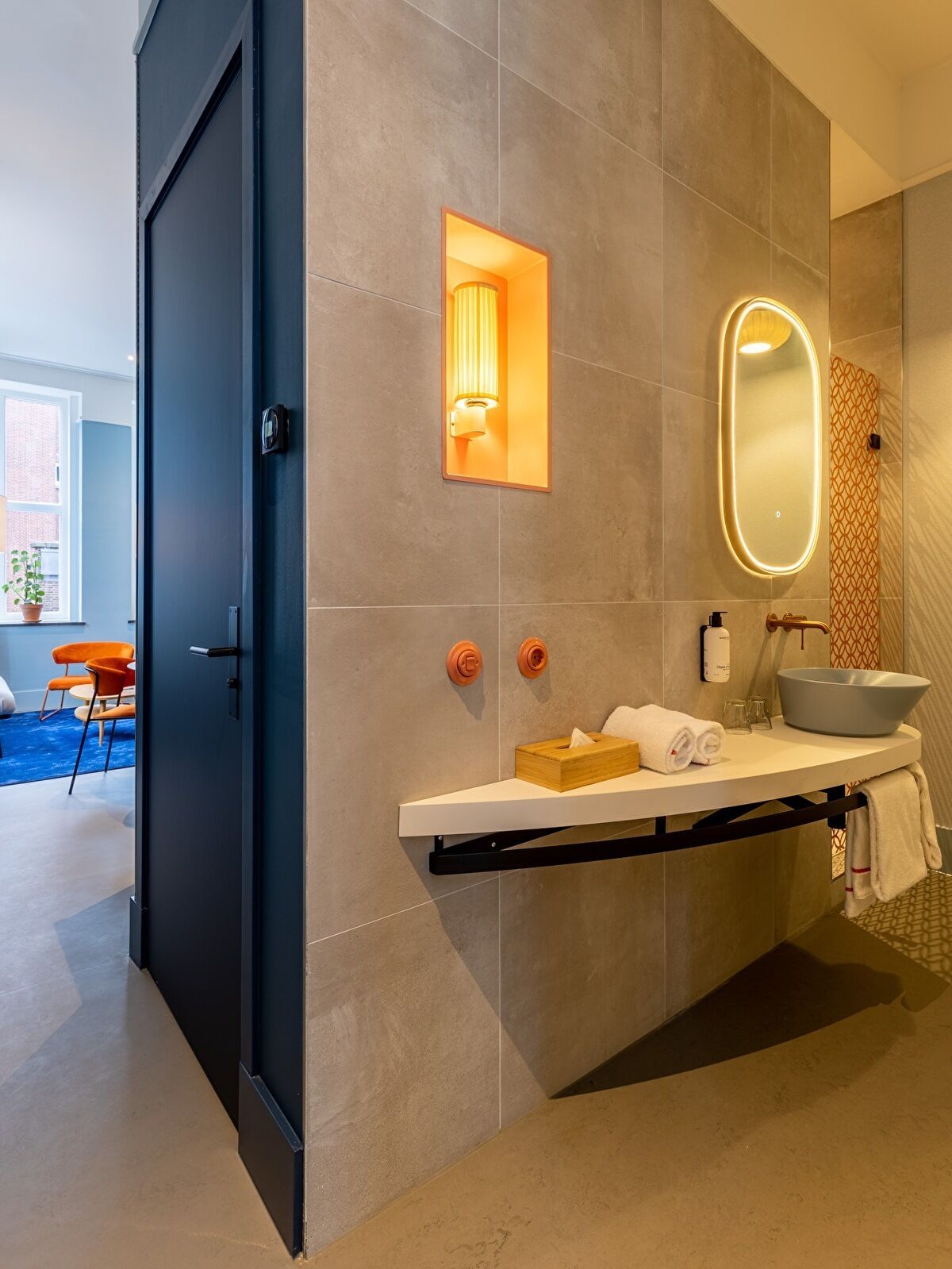 Apartment | Badkamer | Een douche, een regendouche, gratis toiletartikelen, een haardroger