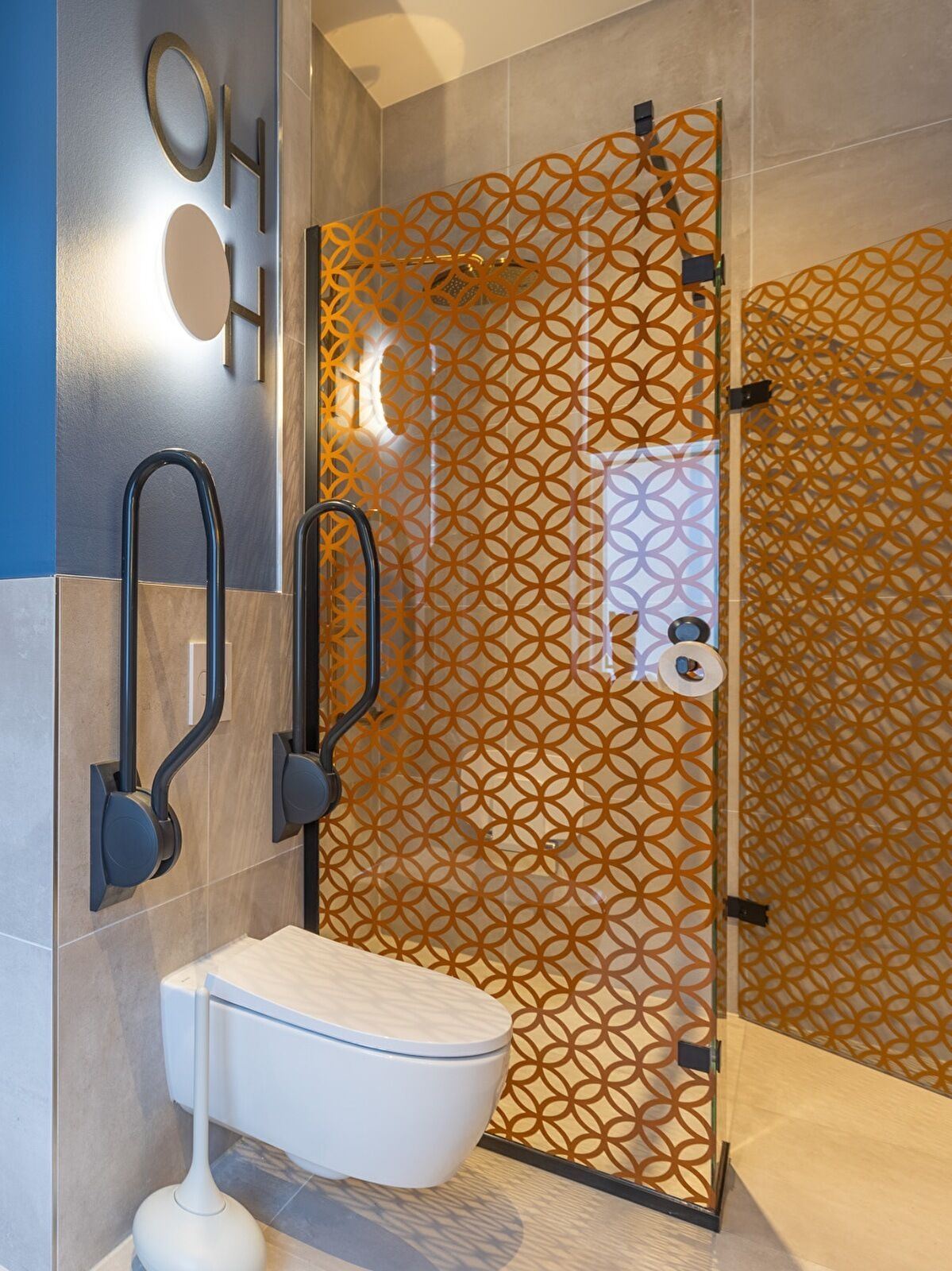 Uma casa de banho moderna com sanita, bidé e cabine de duche.