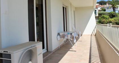 Apartment T3 Sea view near beach and port of Sanary on foot