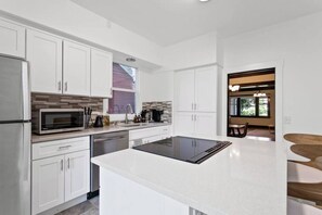 Fridge, microwave, oven, stovetop - Quaint South Hill Home w/ Luxury King Bed & Wifi! (Spokane)