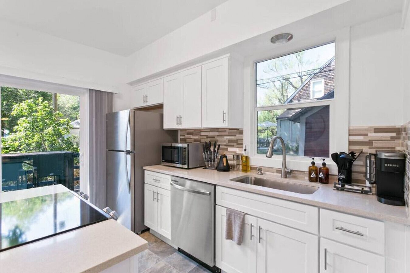 冷蔵庫、電子レンジ、オーブン、コンロ