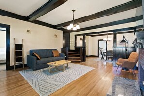 Smart TV, fireplace, Netflix, Hulu - Quaint South Hill Home w/ Luxury King Bed & Wifi! (Spokane)