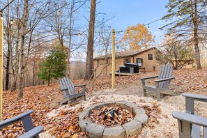 Property grounds - River Access Cabin with Hot Tub, Fire Pit & WiFi! (Berkeley Springs)