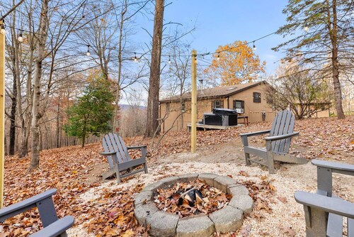 River Access Cabin with Hot Tub, Fire Pit & WiFi!