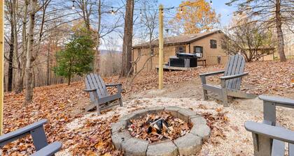 River Access Cabin with Hot Tub, Fire Pit & WiFi!