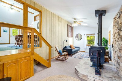 River Access Cabin with Hot Tub, Fire Pit & WiFi!