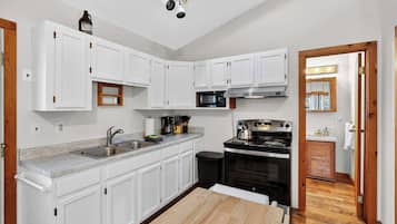 Een koelkast, een magnetron, een oven, een kookplaat