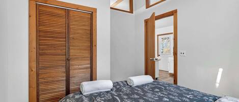 2 quartos, ferros/tábuas de passar roupa, Wi-Fi, roupa de cama