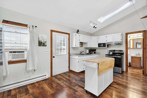 River Access Cabin with Hot Tub, Fire Pit & WiFi!