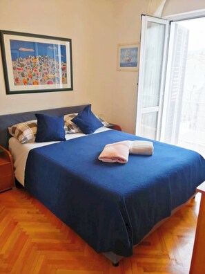 2 bedrooms, iron/ironing board, bed sheets