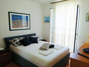 2 bedrooms, iron/ironing board, bed sheets