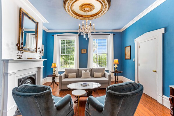 TV - Unbeatable Location with Soaring Views and Rooftop Patio by Lucky Savannah (Savannah)