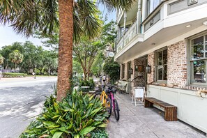 Property grounds - Unbeatable Location with Soaring Views and Rooftop Patio by Lucky Savannah (Savannah)