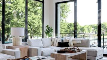 TV connectée, cheminée, lecteur de DVD, baby-foot