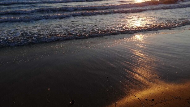 A beach with waves and a sunset in the background. - Beautiful, cozy vacation home on the Costa Calida, Andalusia 5 min. to the beach (San Juan de los Terreros Andalucia)