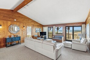 Smart TV, books, stereo - Oceanfront! Cozy, Views Galore! Crow's Nest, SN0112 (Nags Head)