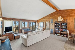 Smart TV, books, stereo - Oceanfront! Cozy, Views Galore! Crow's Nest, SN0112 (Nags Head)