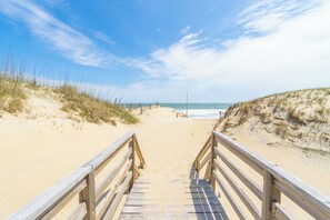 On the beach - Oceanfront! Cozy, Views Galore! Crow's Nest, SN0112 (Nags Head)