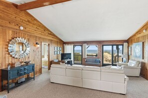 Smart TV, books, stereo - Oceanfront! Cozy, Views Galore! Crow's Nest, SN0112 (Nags Head)
