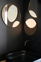 Suite de diseño, 1 cama de matrimonio grande, no fumadores, vistas al parque | Baño | Ducha, artículos de higiene personal de diseño y secador de pelo