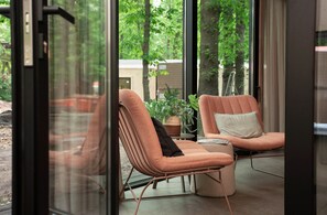 Design Suite, 1 King Bed, Non Smoking, Park View | Premium bedding, desk, laptop workspace, blackout curtains - Buitenplaats Petersburg (Arnhem)