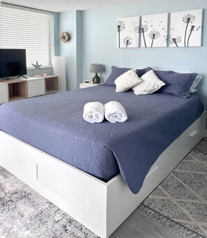 2 عدّة غرف نوم ومكواة/لوح كي وواي فاي وملاءات أسرّة