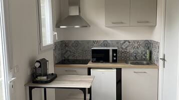 Réfrigérateur, four, plaque de cuisson, bouilloire électrique