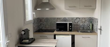 Fridge, oven, stovetop, electric kettle