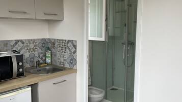 Réfrigérateur, four, plaque de cuisson, bouilloire électrique