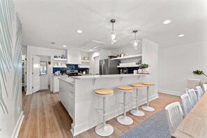 Fridge, microwave, oven, stovetop - Pet-Friendly-Pvt Heated Pool-Hot Tub-Fire Pit-6min Walk 2 Beach (Destin)