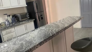 Apartemen Superior | Dapur pribadi | Lemari es, microwave, oven, dan kompor