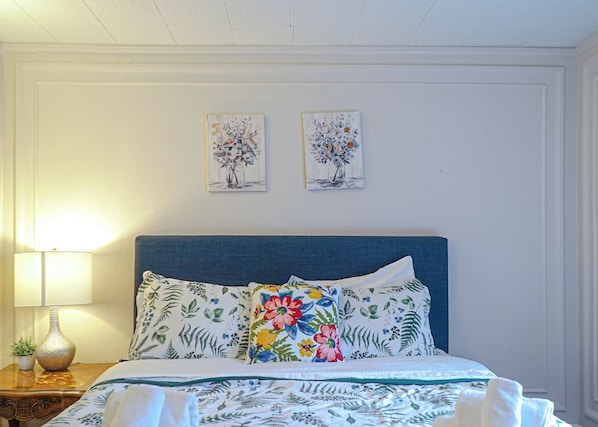 1 chambre, bureau, fer et planche à repasser, lit de bébé portatif