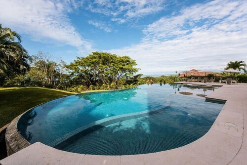 Hilltop condo with beautiful ocean view!