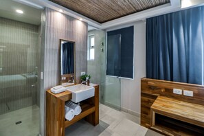 Sèche-cheveux, serviettes fournies