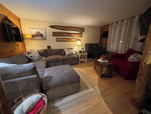 Een smart-tv, een open haard en boeken