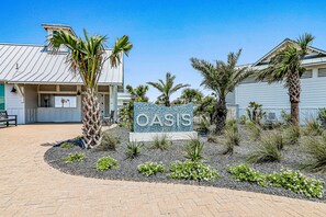 Property grounds - Dreamy beach escape on the 9th hole with balcony and WiFi - steps to pool (Port Aransas)