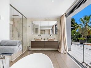 浴缸、吹风机、毛巾