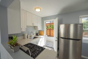 Kjøleskap, ovn, kokeplater og kaffetrakter/tekoker