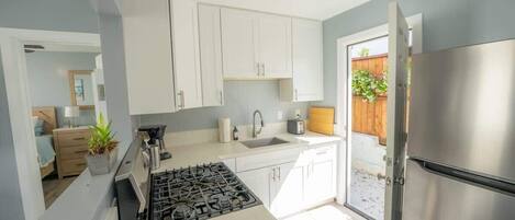 Frigorífico, horno, placa de cocina y cafetera o tetera