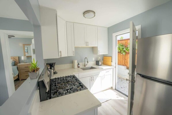 Refrigerador, horno, parrilla de estufa y cafetera y tetera 